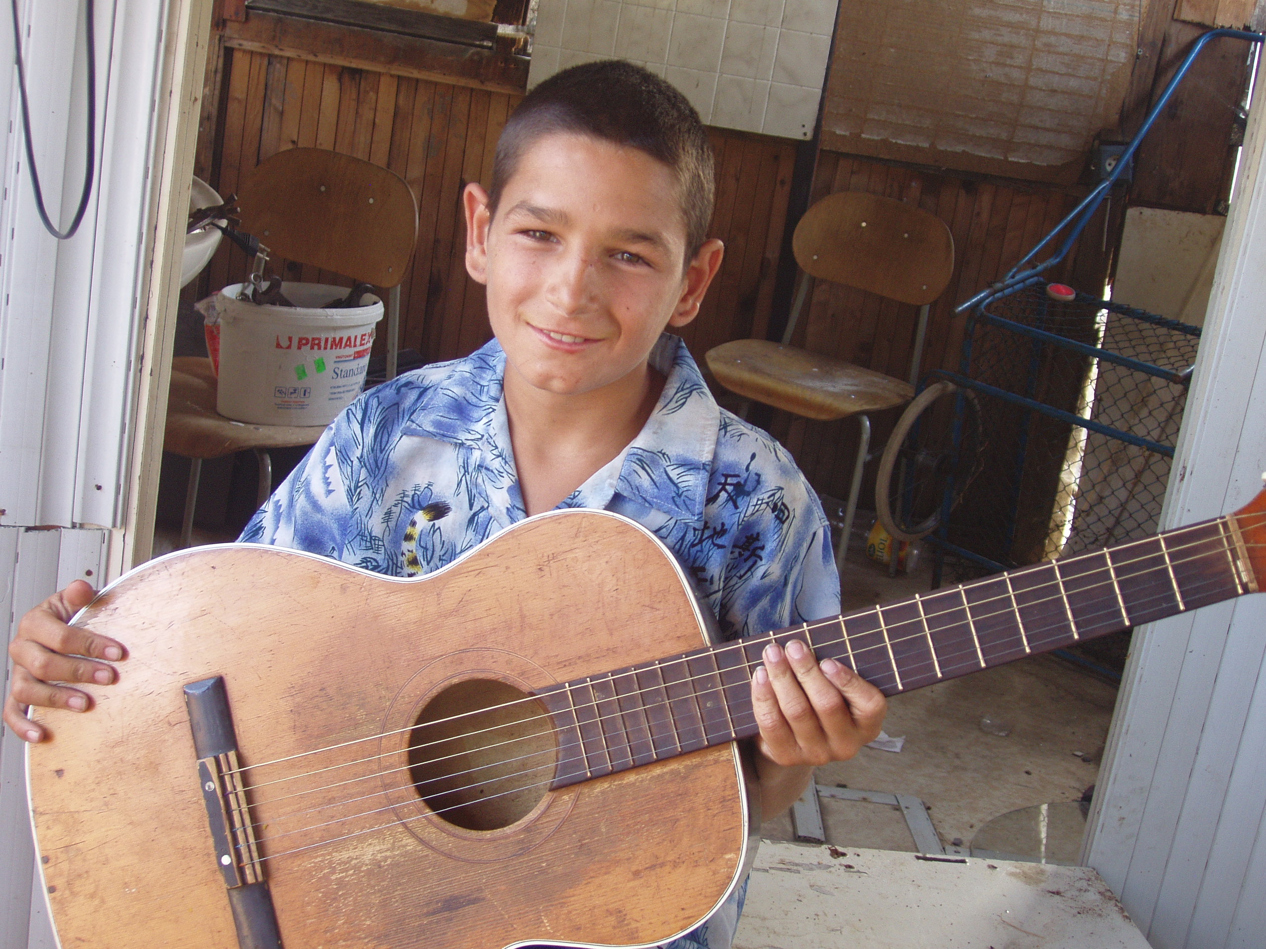 Čhavore, amen, len on vičinel